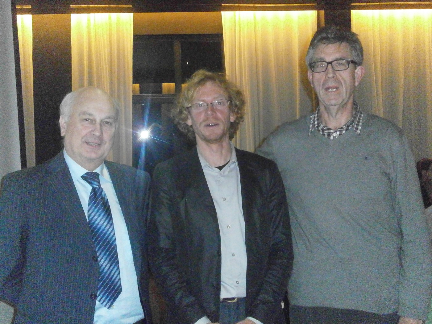 Professor Vos met bestuursleden Eddy Huyghe en Wim Vanhoorne - 2013
