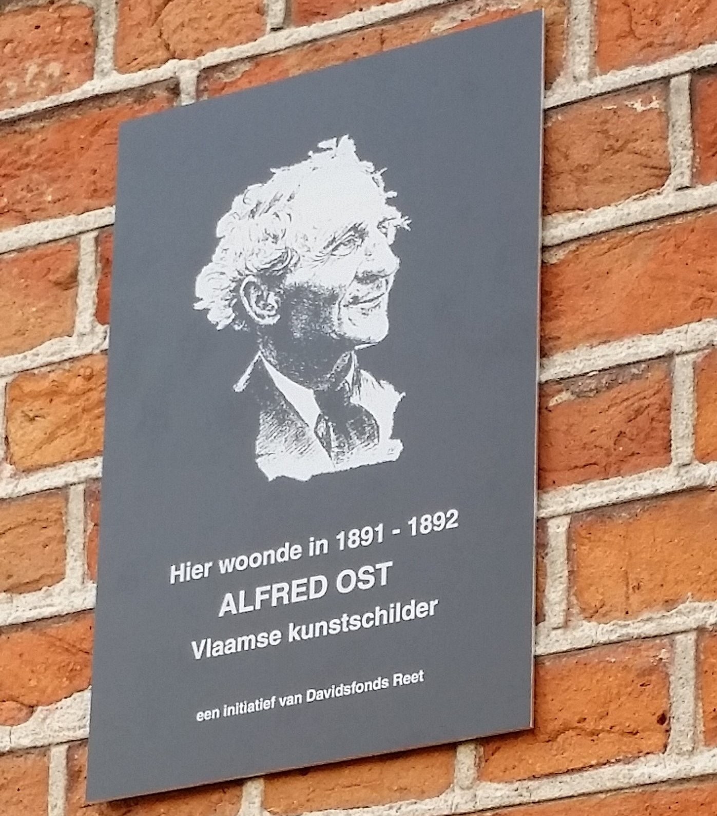 De beroemde Vlaamse kunstschilder Alfred Ost woonde in 1891 - 1892 in Reet. In 2015 kon Davidsfonds - Reet deze plaket aanbrengen aan het huis in de Eikenstraat waar hij toen woonde.
